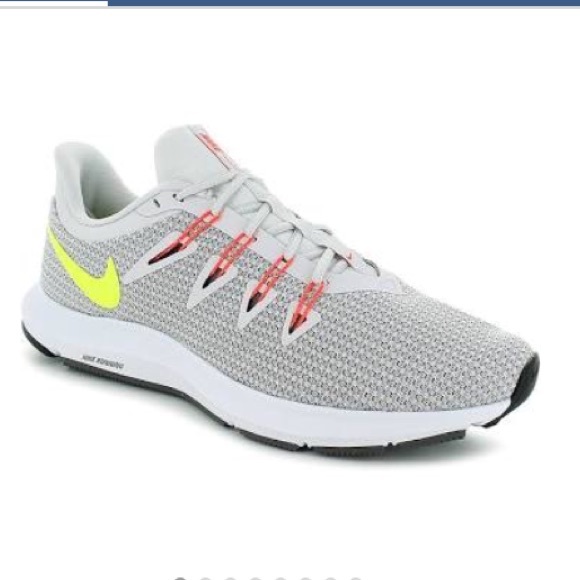 nike quest lightweight running sneaker